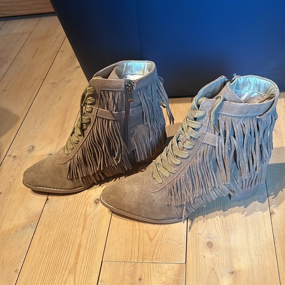 Beautiful fringe booties - Picture 3 of 14